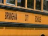 Inscripción escolar en Birmingham registra retraso de 10,000 alumnos Lateral de un autobús escolar amarillo con el rótulo oficial en letras negras de las Escuelas de la Ciudad de Birmingham.