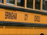Inscripción escolar en Birmingham registra retraso de 10,000 alumnos Lateral de un autobús escolar amarillo con el rótulo oficial en letras negras de las Escuelas de la Ciudad de Birmingham.