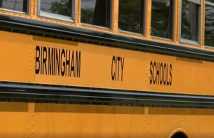 Inscripción escolar en Birmingham registra retraso de 10,000 alumnos Lateral de un autobús escolar amarillo con el rótulo oficial en letras negras de las Escuelas de la Ciudad de Birmingham.