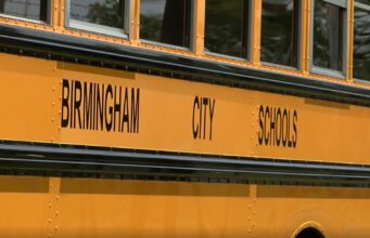 Inscripción escolar en Birmingham registra retraso de 10,000 alumnos Lateral de un autobús escolar amarillo con el rótulo oficial en letras negras de las Escuelas de la Ciudad de Birmingham.