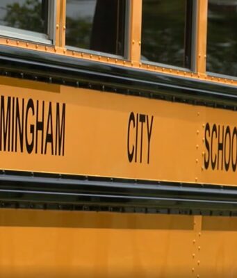 Inscripción escolar en Birmingham registra retraso de 10,000 alumnos Lateral de un autobús escolar amarillo con el rótulo oficial en letras negras de las Escuelas de la Ciudad de Birmingham.