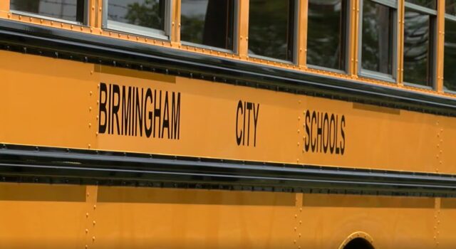 Inscripción escolar en Birmingham registra retraso de 10,000 alumnos Lateral de un autobús escolar amarillo con el rótulo oficial en letras negras de las Escuelas de la Ciudad de Birmingham.