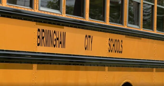 Inscripción escolar en Birmingham registra retraso de 10,000 alumnos Lateral de un autobús escolar amarillo con el rótulo oficial en letras negras de las Escuelas de la Ciudad de Birmingham.