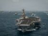 Alerta mundial de viaje ante una escalada en Oriente Medio Portaaviones de Estados Unidos navegando en mar abierto junto a flota de buques de guerra.