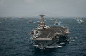 Alerta mundial de viaje ante una escalada en Oriente Medio Portaaviones de Estados Unidos navegando en mar abierto junto a flota de buques de guerra.