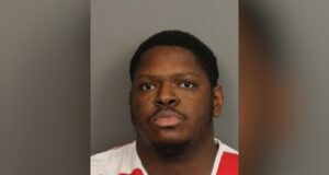 Condenan a 25 años de prisión a Evan Lucas por tiroteo en Hoover Foto de ficha policial de Evan Lucas, un hombre afroamericano con camiseta de rayas rojas y blancas en Alabama.