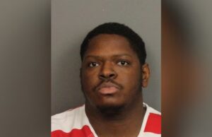 Condenan a 25 años de prisión a Evan Lucas por tiroteo en Hoover Foto de ficha policial de Evan Lucas, un hombre afroamericano con camiseta de rayas rojas y blancas en Alabama.