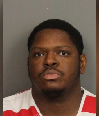Condenan a 25 años de prisión a Evan Lucas por tiroteo en Hoover Foto de ficha policial de Evan Lucas, un hombre afroamericano con camiseta de rayas rojas y blancas en Alabama.