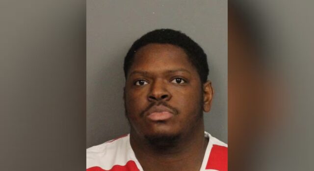 Condenan a 25 años de prisión a Evan Lucas por tiroteo en Hoover Foto de ficha policial de Evan Lucas, un hombre afroamericano con camiseta de rayas rojas y blancas en Alabama.