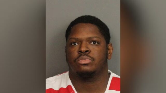 Foto de ficha policial de Evan Lucas, un hombre afroamericano con camiseta de rayas rojas y blancas en Alabama.