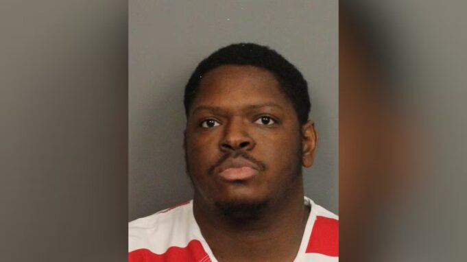 Condenan a 25 años de prisión a Evan Lucas por tiroteo en Hoover Foto de ficha policial de Evan Lucas, un hombre afroamericano con camiseta de rayas rojas y blancas en Alabama.