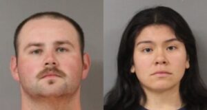 Exoficiales de Blount enfrentan cargos por muerte de recluso Fotografías policiales de los exoficiales de Alabama Joseph Michael Blaine Evans y Liletzy Valdez Carbajal tras su arresto.