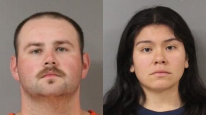 Exoficiales de Blount enfrentan cargos por muerte de recluso Fotografías policiales de los exoficiales de Alabama Joseph Michael Blaine Evans y Liletzy Valdez Carbajal tras su arresto.