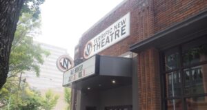 Terrific New Theatre estrena temporada en Birmingham Fachada de ladrillo del recinto Terrific New Theatre en Birmingham con la marquesina de la obra All Nighter.