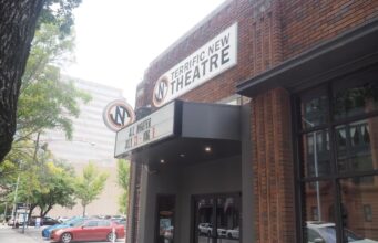 Terrific New Theatre estrena temporada en Birmingham Fachada de ladrillo del recinto Terrific New Theatre en Birmingham con la marquesina de la obra All Nighter.