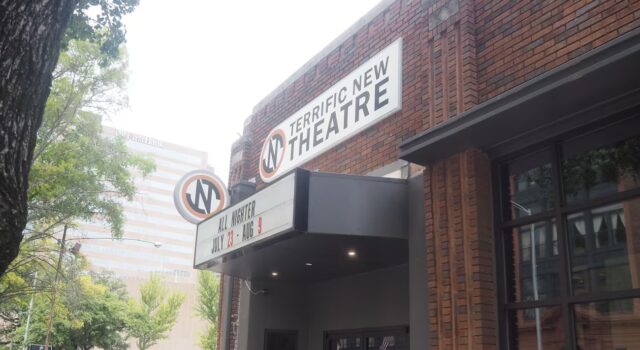 Terrific New Theatre estrena temporada en Birmingham Fachada de ladrillo del recinto Terrific New Theatre en Birmingham con la marquesina de la obra All Nighter.