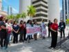 Detenciones en FDC Miami desatan protestas por hacinamiento y abusos Activistas y familiares de inmigrantes protestan con pancartas frente al FDC de Miami denunciando abusos en detenciones.
