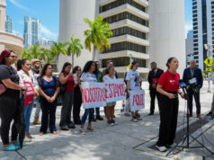 Detenciones en FDC Miami desatan protestas por hacinamiento y abusos Activistas y familiares de inmigrantes protestan con pancartas frente al FDC de Miami denunciando abusos en detenciones.