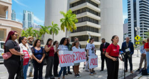Detenciones en FDC Miami desatan protestas por hacinamiento y abusos Activistas y familiares de inmigrantes protestan con pancartas frente al FDC de Miami denunciando abusos en detenciones.