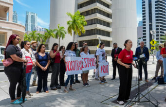 Detenciones en FDC Miami desatan protestas por hacinamiento y abusos Activistas y familiares de inmigrantes protestan con pancartas frente al FDC de Miami denunciando abusos en detenciones.