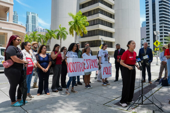 Detenciones en FDC Miami desatan protestas por hacinamiento y abusos Activistas y familiares de inmigrantes protestan con pancartas frente al FDC de Miami denunciando abusos en detenciones.