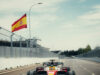 Hamilton y Leclerc dominan el debut de la F1 en Madring Monoplaza Ferrari rojo y blanco corriendo en el circuito de Madring con una bandera de España al fondo.