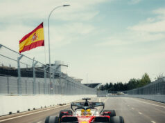 Hamilton y Leclerc dominan el debut de la F1 en Madring Monoplaza Ferrari rojo y blanco corriendo en el circuito de Madring con una bandera de España al fondo.