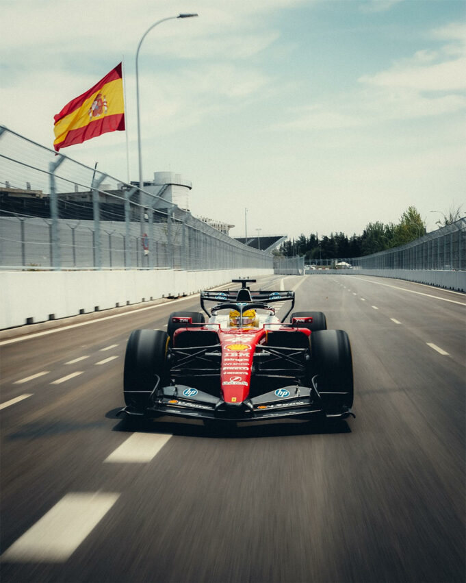 Hamilton y Leclerc dominan el debut de la F1 en Madring Monoplaza Ferrari rojo y blanco corriendo en el circuito de Madring con una bandera de España al fondo.