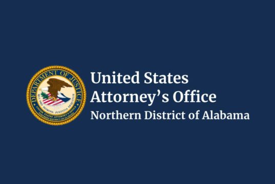 Alabama procesa a cinco personas por explotación infantil Sello oficial de la Oficina del Fiscal de los Estados Unidos para el Distrito Norte de Alabama sobre fondo azul.