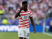 Polémica en los mundiales por la injerencia de la política El delantero Folarin Balogun con la camiseta de Estados Unidos mirando hacia abajo durante el Mundial 2026.