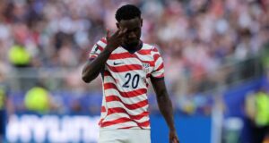 Polémica en los mundiales por la injerencia de la política El delantero Folarin Balogun con la camiseta de Estados Unidos mirando hacia abajo durante el Mundial 2026.