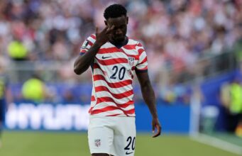Polémica en los mundiales por la injerencia de la política El delantero Folarin Balogun con la camiseta de Estados Unidos mirando hacia abajo durante el Mundial 2026.