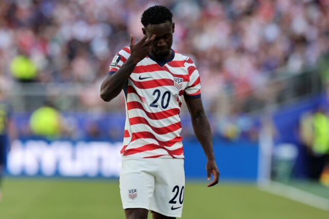 Polémica en los mundiales por la injerencia de la política El delantero Folarin Balogun con la camiseta de Estados Unidos mirando hacia abajo durante el Mundial 2026.