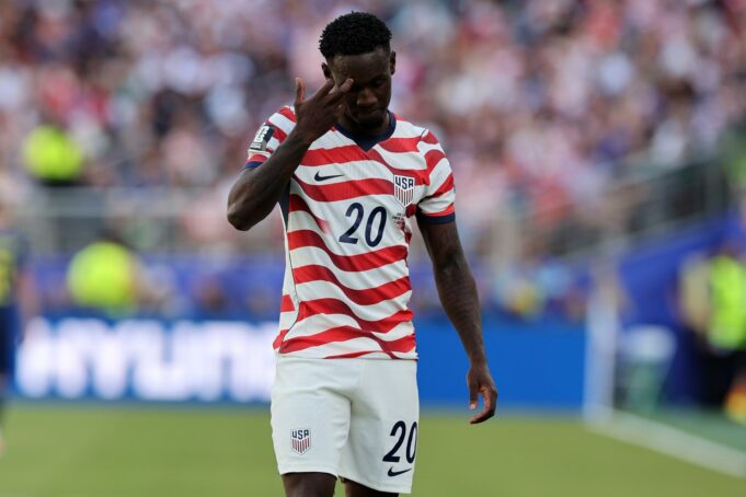 Polémica en los mundiales por la injerencia de la política El delantero Folarin Balogun con la camiseta de Estados Unidos mirando hacia abajo durante el Mundial 2026.