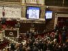Francia aprueba ley de eutanasia y ayuda a morir en votación histórica Resultados de la votación sobre la ley de eutanasia mostrados en pantallas gigantes de la Asamblea Nacional francesa.