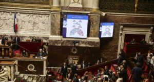 Francia aprueba ley de eutanasia y ayuda a morir en votación histórica Resultados de la votación sobre la ley de eutanasia mostrados en pantallas gigantes de la Asamblea Nacional francesa.