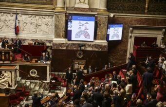 Francia aprueba ley de eutanasia y ayuda a morir en votación histórica Resultados de la votación sobre la ley de eutanasia mostrados en pantallas gigantes de la Asamblea Nacional francesa.