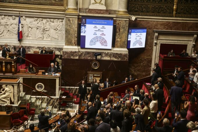 Francia aprueba ley de eutanasia y ayuda a morir en votación histórica Resultados de la votación sobre la ley de eutanasia mostrados en pantallas gigantes de la Asamblea Nacional francesa.