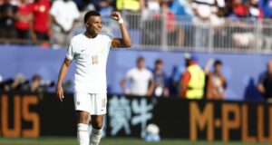 Francia clasifica a semifinales del Mundial tras vencer a Marruecos El futbolista Kylian Mbappé celebra sonriendo con el puño en alto durante el partido Francia contra Marruecos.