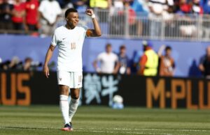Francia clasifica a semifinales del Mundial tras vencer a Marruecos El futbolista Kylian Mbappé celebra sonriendo con el puño en alto durante el partido Francia contra Marruecos.