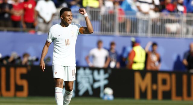 Francia clasifica a semifinales del Mundial tras vencer a Marruecos El futbolista Kylian Mbappé celebra sonriendo con el puño en alto durante el partido Francia contra Marruecos.