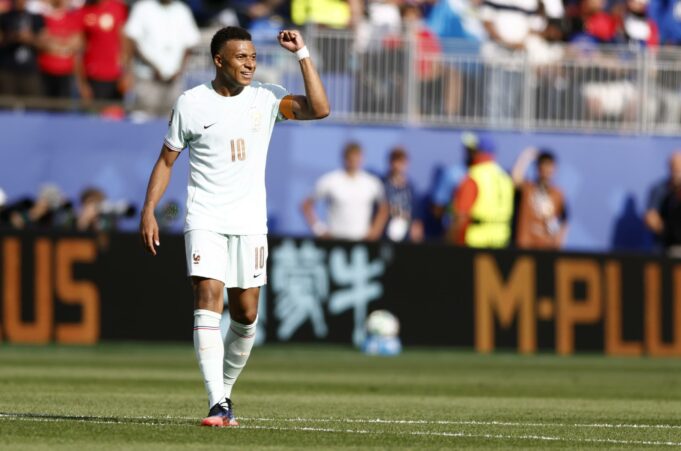 Francia clasifica a semifinales del Mundial tras vencer a Marruecos El futbolista Kylian Mbappé celebra sonriendo con el puño en alto durante el partido Francia contra Marruecos.