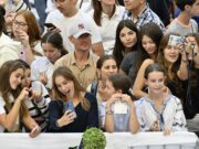 Francia prohíbe las redes sociales a menores de 15 años Grupo de jóvenes y adolescentes usando teléfonos móviles en Francia donde prohíben redes sociales a menores.
