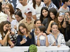 Francia prohíbe las redes sociales a menores de 15 años Grupo de jóvenes y adolescentes usando teléfonos móviles en Francia donde prohíben redes sociales a menores.