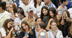 Francia prohíbe las redes sociales a menores de 15 años Grupo de jóvenes y adolescentes usando teléfonos móviles en Francia donde prohíben redes sociales a menores.