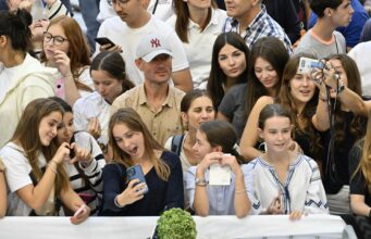Francia prohíbe las redes sociales a menores de 15 años Grupo de jóvenes y adolescentes usando teléfonos móviles en Francia donde prohíben redes sociales a menores.