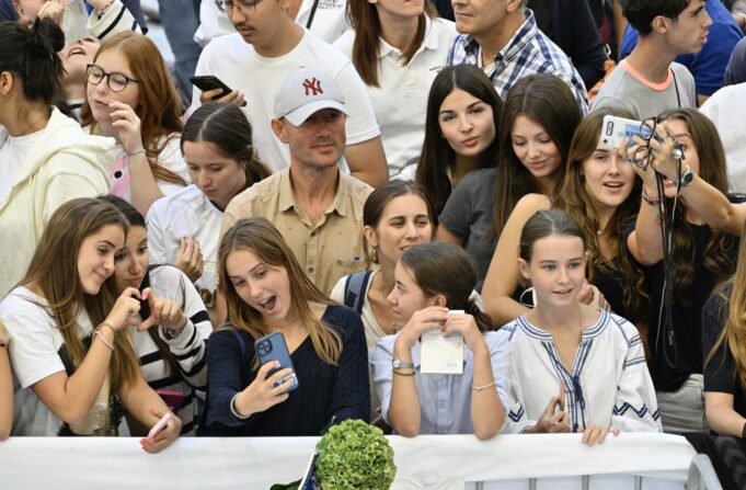 Francia prohíbe las redes sociales a menores de 15 años Grupo de jóvenes y adolescentes usando teléfonos móviles en Francia donde prohíben redes sociales a menores.