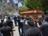 Asesinato de Valentín Lavín Romero sacude a México Pobladores cargan el ataúd del alcalde de Temoac cruzando un arco decorado hacia el cementerio de Santa Catarina Huazulco.