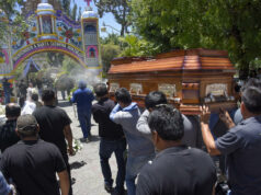 Asesinato de Valentín Lavín Romero sacude a México Pobladores cargan el ataúd del alcalde de Temoac cruzando un arco decorado hacia el cementerio de Santa Catarina Huazulco.