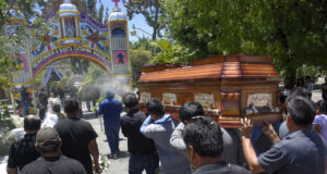 Asesinato de Valentín Lavín Romero sacude a México Pobladores cargan el ataúd del alcalde de Temoac cruzando un arco decorado hacia el cementerio de Santa Catarina Huazulco.